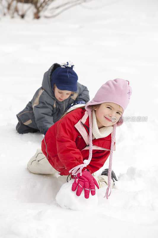 孩子们在雪