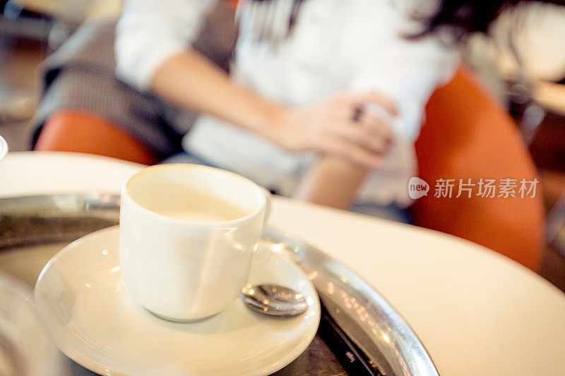 年轻女子在咖啡馆喝咖啡