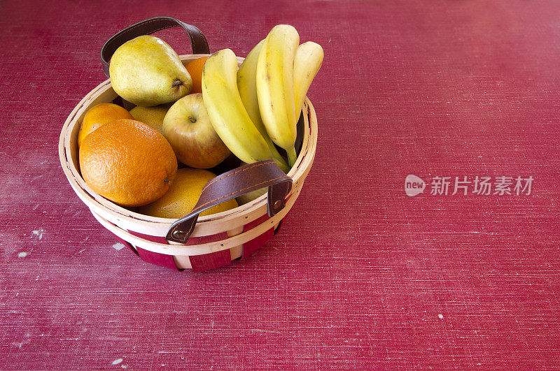 水果篮子，香蕉，橘子，梨和苹果