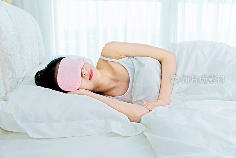 戴着睡眠面罩睡觉的女人