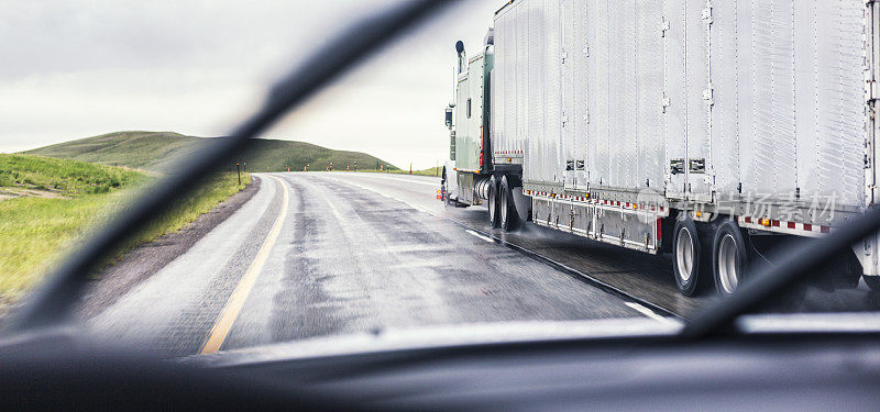 暴雨期间，高速公路上的一辆汽车超车