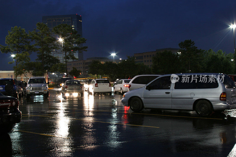 黄昏时分，停车场。城市的城市。汽车,汽车。下雨。