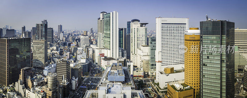 高耸的城市景观，拥挤的摩天大楼，繁忙的公路全景日本大阪