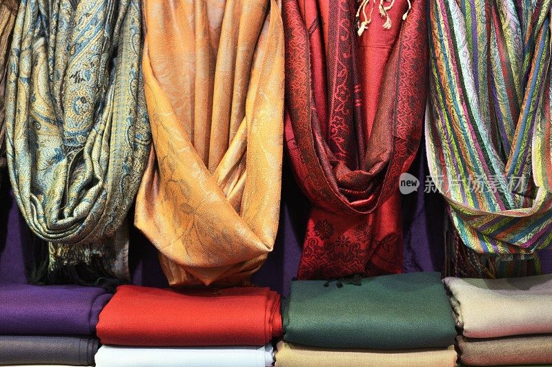 展出的纺织品围巾