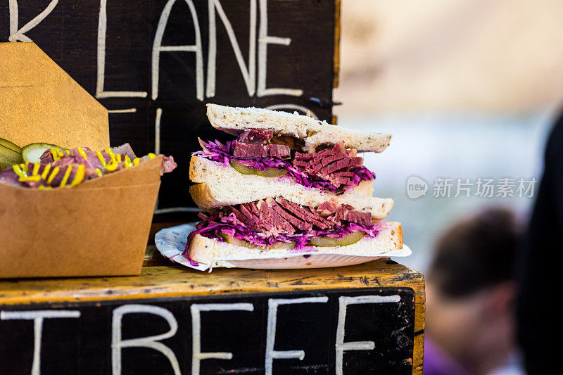 英国伦敦博罗市场盐牛肉三明治的特写