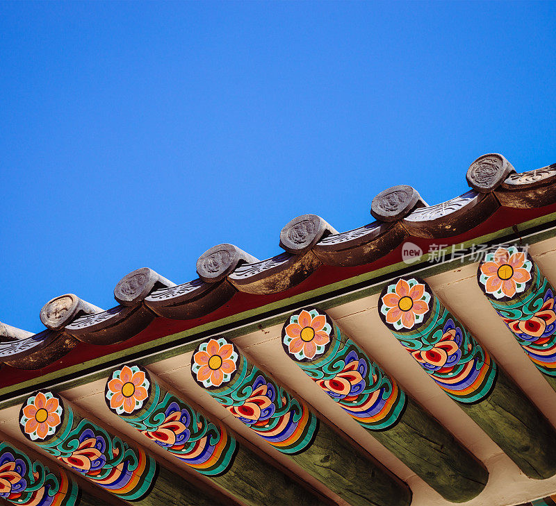 韩国首尔庆福冈的粉刷屋顶梁
