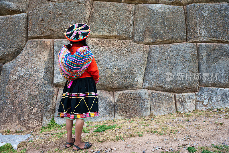 身着民族服装的秘鲁妇女萨克塞瓦曼的肖像