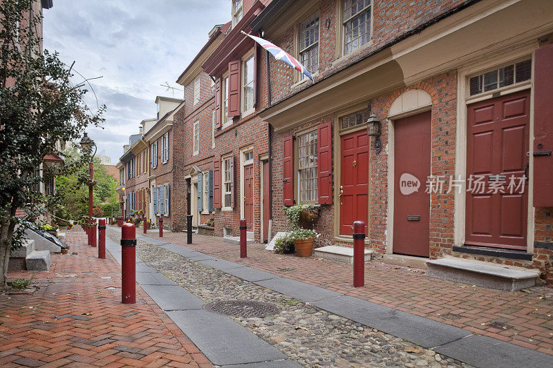 历史悠久的住宅排在费城历史悠久的鹅卵石小巷之一