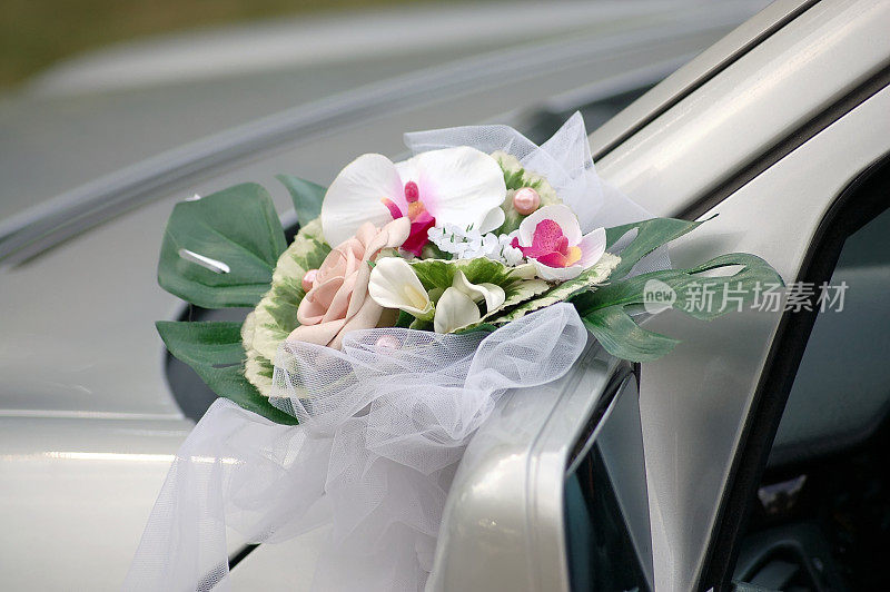婚礼车上的花