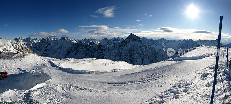 雪和冬天的全景2阿尔卑斯与太阳埃克林斯