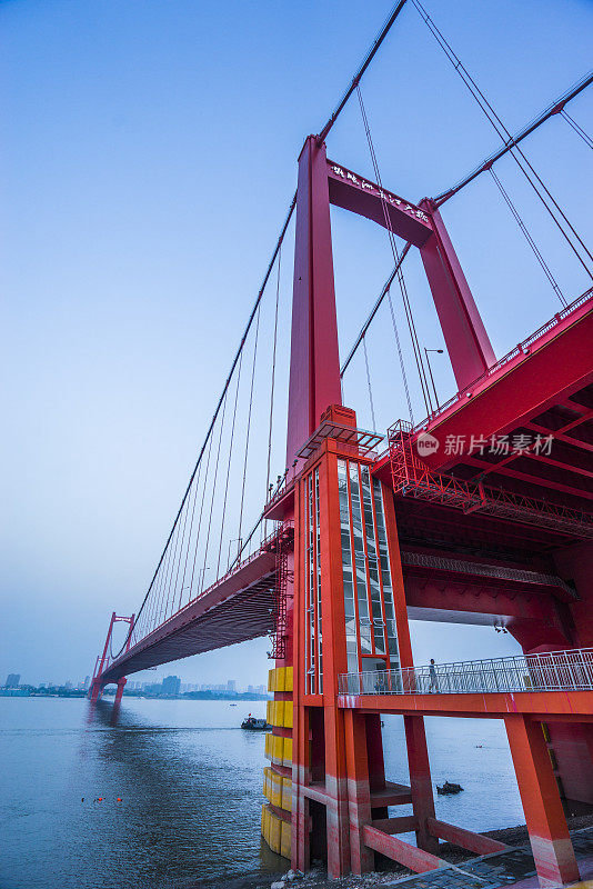 中国武汉的鹦鹉岛长江大桥