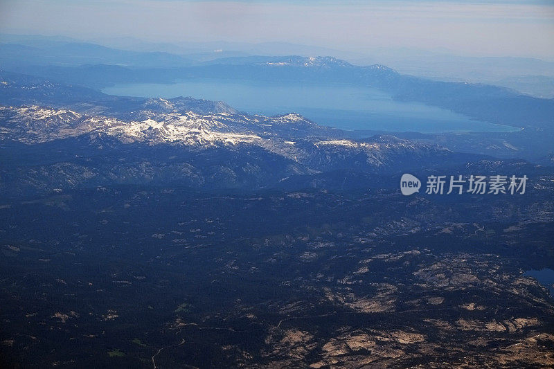 太浩湖和积雪覆盖的内华达山脉