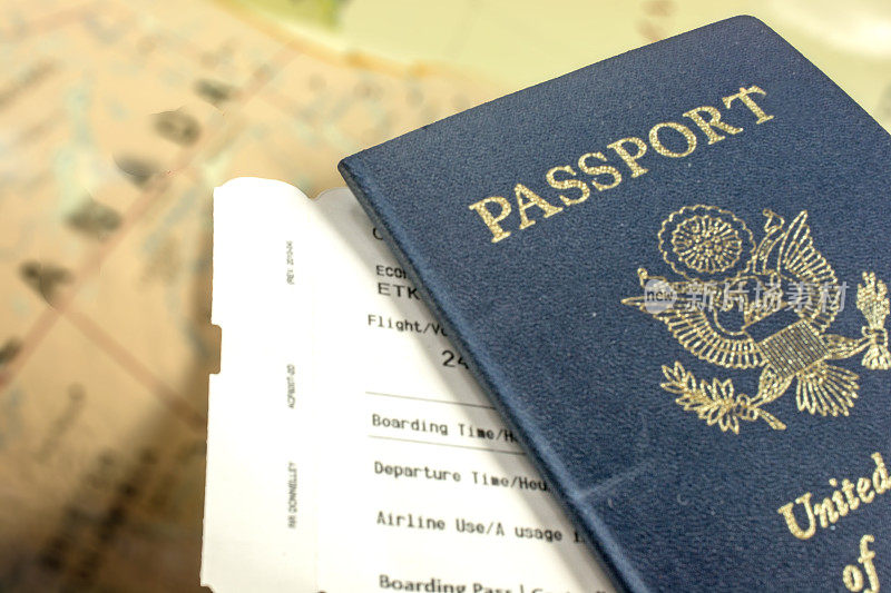 美国护照和登机牌上面有一张加拿大地图