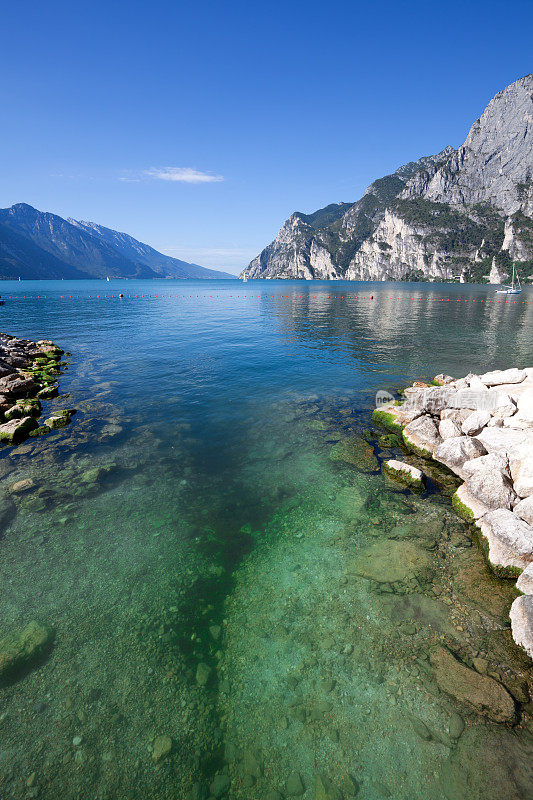 意大利加尔达湖,山湖景观