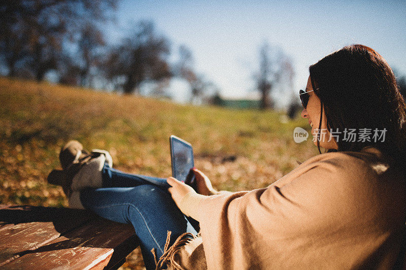 女性使用平板电脑