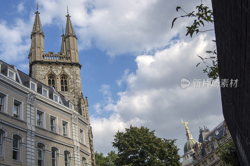 英国伦敦古老的教堂和法院的司法雕像