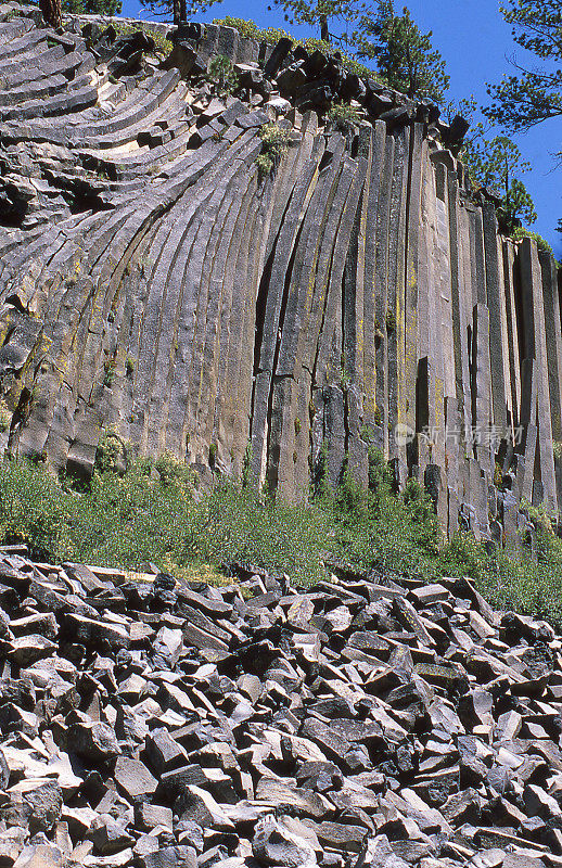 加州魔鬼后桩国家纪念碑的玄武岩扭曲柱状柱子