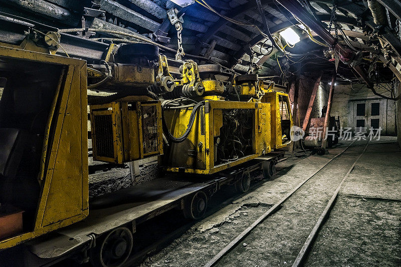 煤矿地下走廊用电动火车
