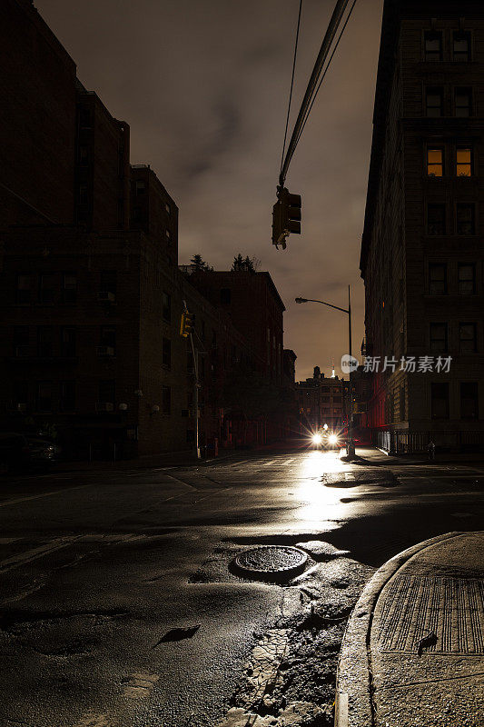 灯火管制-黑暗的城市街道