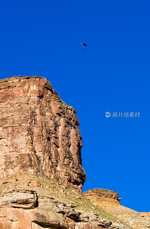 在犹他州探索红岩峡谷的超轻型滑翔伞