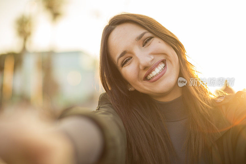 巴塞罗那的幸福女人的自拍与温暖的光线。