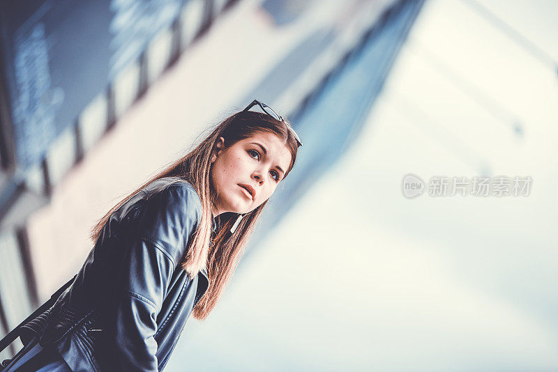 年轻漂亮的女士在等车