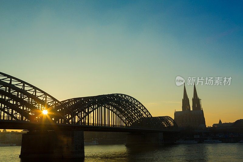 莱茵河和霍亨索伦大桥上的夕阳