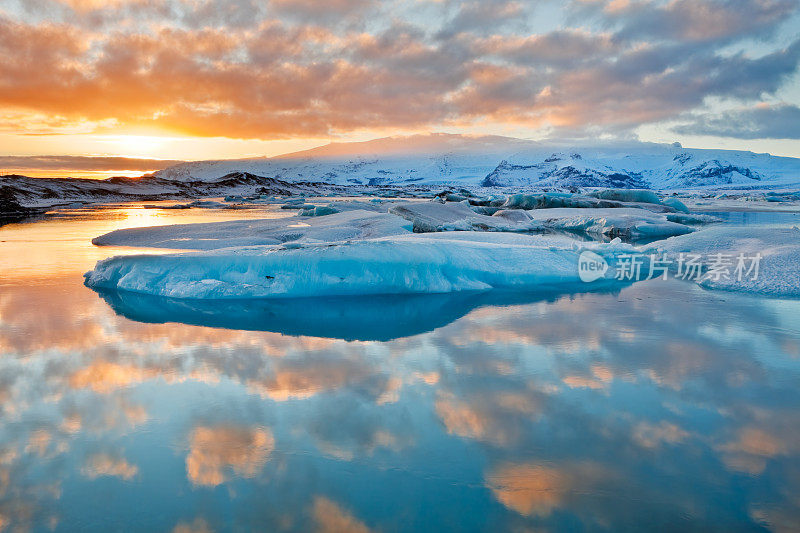 日落时分，冰川湖的冰山