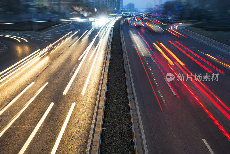 多车道高速公路夜间高峰时段的交通状况