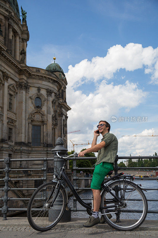 在柏林骑自行车的游客