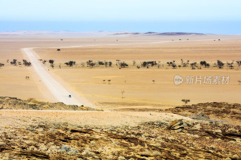 纳米比亚沙漠道路上的越野车