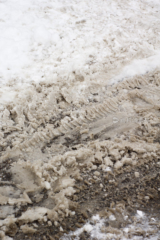 汽车在雪地上留下的痕迹