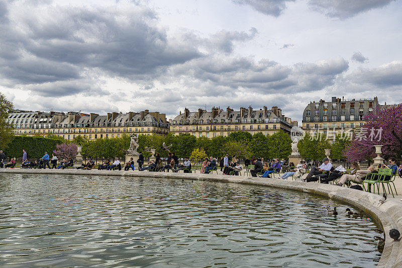 一群人在法国巴黎的杜伊勒里花园休息