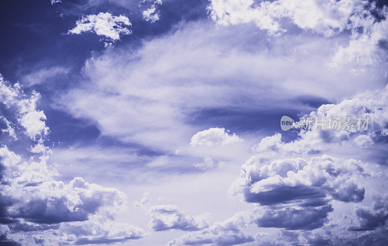蓝色的天空和蓬松的白云