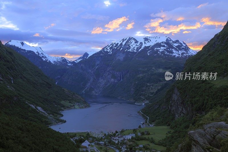 挪威，北欧国家，Geiranger峡湾的戏剧性的天空日落