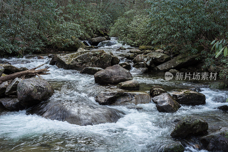 河水从巨石上流过