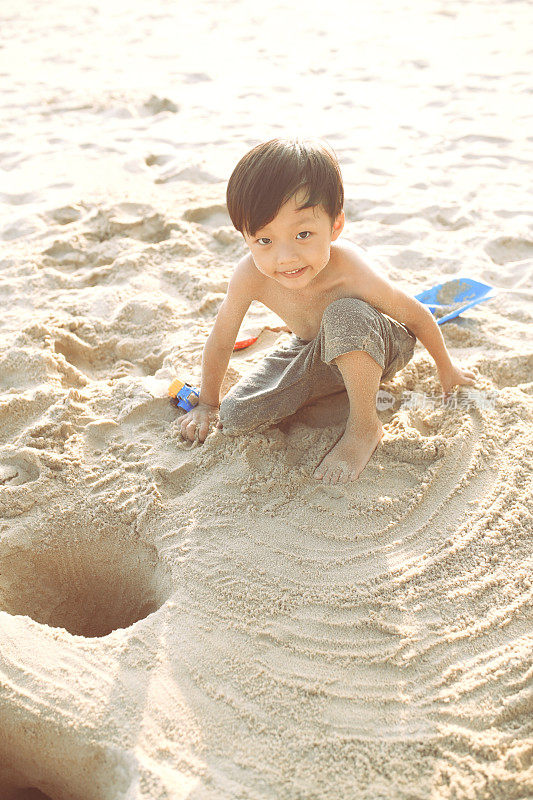 孩子们在海滩上玩耍