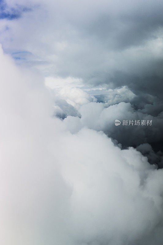 从飞机窗口看天空