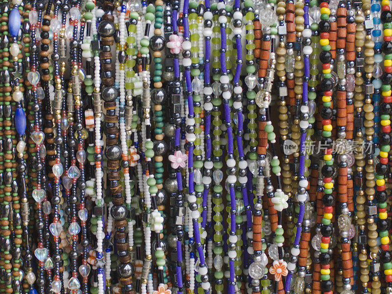 彩色珠子陈列，零售，手链，多色，街头小贩