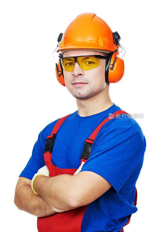 男建筑工人在橙色安全帽，耳罩和护目镜
