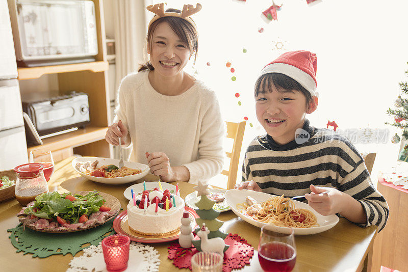 妈妈和女儿喜欢吃圣诞食品