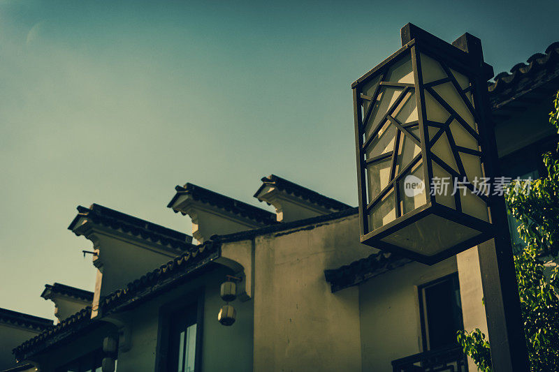 中国苏州历史建筑的屋顶细节。