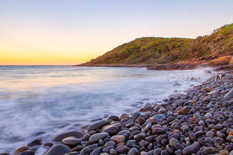 日落时分，澳大利亚昆士兰阳光海岸努萨国家公园的花岗岩湾