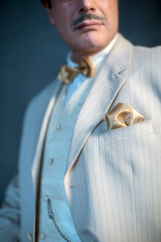 复古的20世纪20年代白色条纹西装与金色口袋。