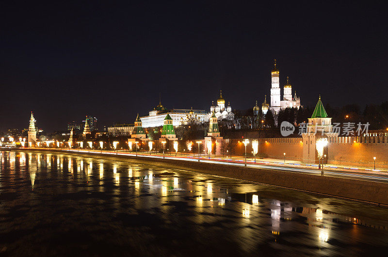 莫斯科克里姆林宫和河堤的夜景，莫斯科，俄罗斯