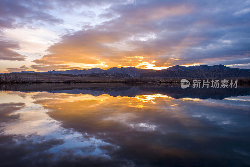 日落山湖-五彩缤纷的冬季日落在一个山湖。