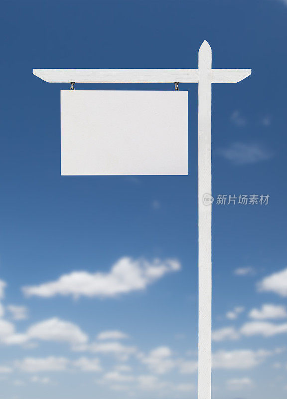 蓝天白云之上的空白房地产标志。