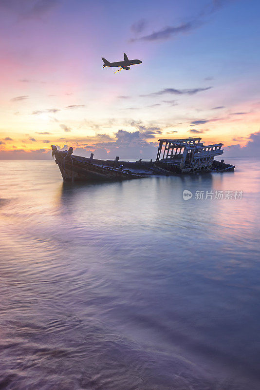 泰国乌塔堡机场海滩旁的一艘失事渔船。被遗弃在海滩上的失事船只或在泰国海岸附近失事的船只。