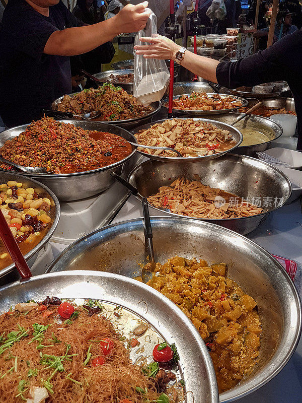 泰国市场正在出售为泰国素食节准备的泰国素食食品。