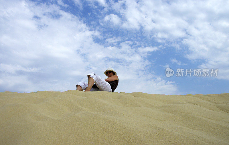 坐在沙丘上